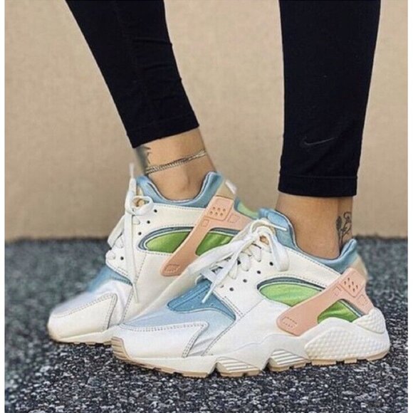 Women's Nike Air Huarache SE Pastel Colors & White Sun Club Sneakers Size 6.5 - Picture 15 of 15